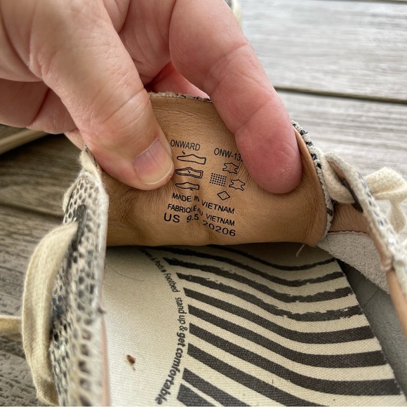 Taos Onwards Lace Up Snakeskin Pattern Leather Sneakers Women Size 9.5 - Picture 3 of 8